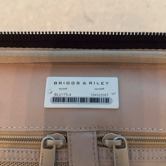 Briggs & Riley 22" Carry-On Upright Garment Bag - Picture 7 of 11